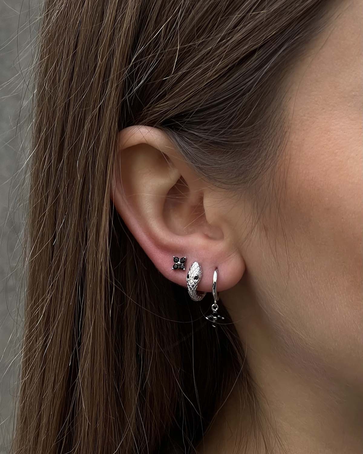 PENDIENTE FLOWER BLACK PLATA